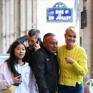 Exclusif - A la sortie de chez Anne Marcassus, Laeticia Hallyday, sa fille Joy Hallyday et Romy (la fille d'H.d'Estève) rejoignent Jalil Lespert et Jade Hallyday pour aller dîner au restaurant Taokan à Paris, le 29 juin 2021. Ils sont accompagnés de Carl, le chauffeur de Laeticia.