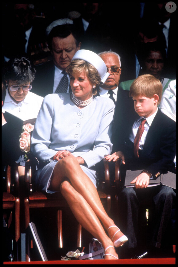 Princesse Diana et le prince Harry lors du 50ème anniversaire du parlement, en 1995.