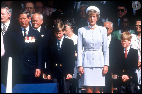 Le prince Charles, Lady Diana, le prince William et le prince Harry lors du 50e anniversaire du parlement en 1995.