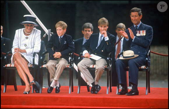 Le prince Charles, Lady Diana, le prince William et le prince Harry lors du 50e anniversaire de la victoire des alliés en 1995.