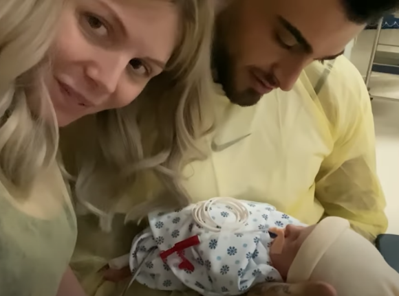 Jessica Thivenin et Thibaut Garcia dévoilent des images inédites de la naissance de Maylone sur Youtube le 7 août 2021.