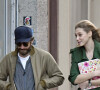 Exclusif - Jake Gyllenhaal se promène et enlace une jeune inconnue dans la rue à New York le 5 mai 2017.