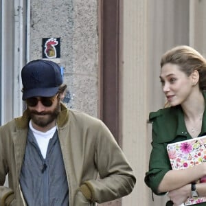 Exclusif - Jake Gyllenhaal se promène et enlace une jeune inconnue dans la rue à New York le 5 mai 2017.