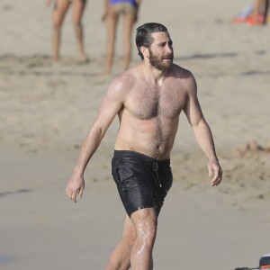 Jake Gyllenhaal et son amie de longue date Greta Caruso profitent de la plage pendant leurs vacances sur l'île de Saint-Barthélémy, Antilles, France, le 1er janvier 2017. Ils retrouvent Jon Bon Jovi et sa famille sur la plage.