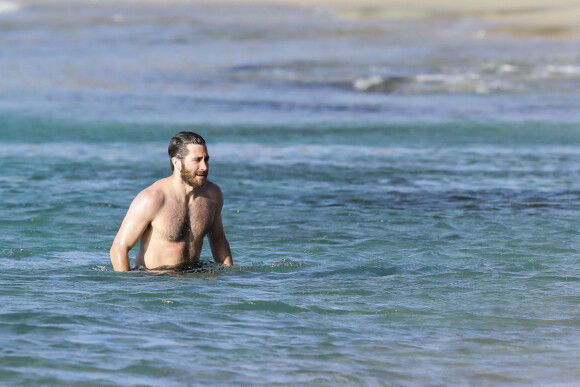 Jake Gyllenhaal et son amie de longue date Greta Caruso profitent de la plage pendant leurs vacances sur l'île de Saint-Barthélémy, Antilles, France, le 1er janvier 2017.