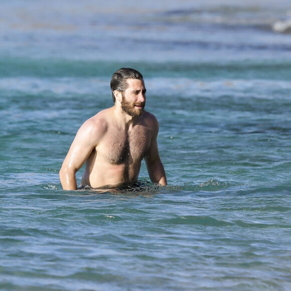 Jake Gyllenhaal et son amie de longue date Greta Caruso profitent de la plage pendant leurs vacances sur l'île de Saint-Barthélémy, Antilles, France, le 1er janvier 2017.