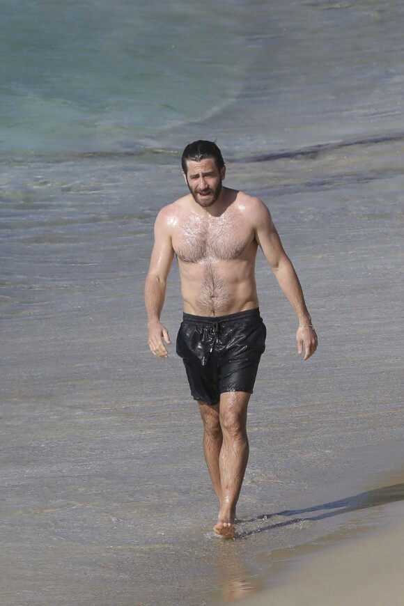 Jake Gyllenhaal et son amie de longue date Greta Caruso profitent de la plage pendant leurs vacances sur l'île de Saint-Barthélémy, Antilles, France, le 1er janvier 2017.