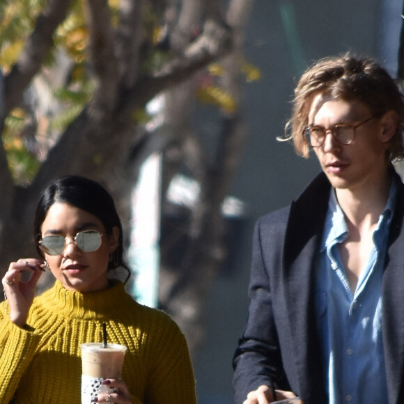 Vanessa Hudgens et son compagnon Austin Butler sont allés chercher une boisson rafraîchissante à emporter à Studio City, le 15 juin 2019.