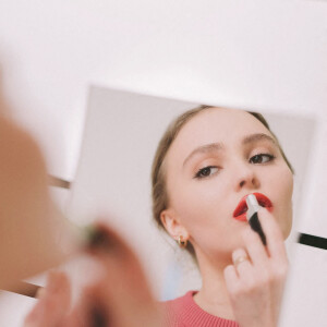 Lily-Rose Depp participe à l'élaboration des rouges à lèvres dans le laboratoire de Chanel Beauty. Paris. Le 26 mars 2021.