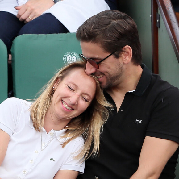 Audrey Lamy et son compagnon Thomas Sabatier dans les tribunes des internationaux de Roland Garros à Paris, France, le 31 mai 2018. © Cyril Moreau - Dominique Jacovides/Bestimage