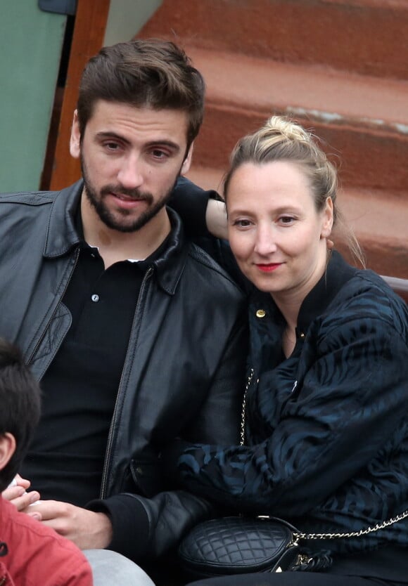 Audrey Lamy et son compagnon Thomas Sabatier aux Internationaux de France de tennis de Roland Garros à Paris le 1er juin 2014.