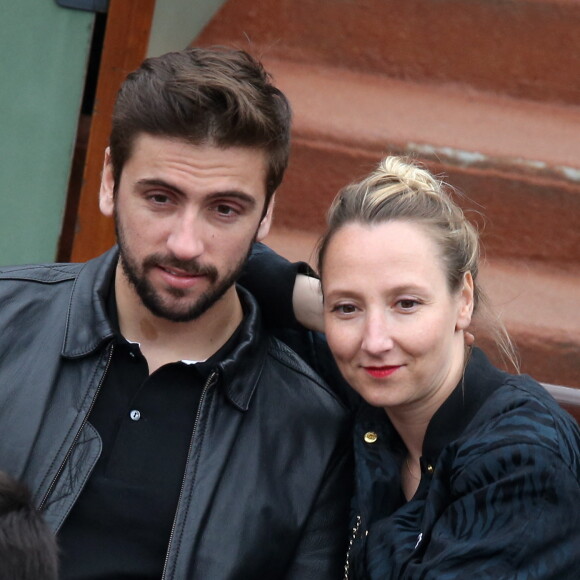 Audrey Lamy et son compagnon Thomas Sabatier aux Internationaux de France de tennis de Roland Garros à Paris le 1er juin 2014.