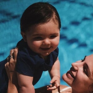 Jade Leboeuf et son fils Elon à la piscine.