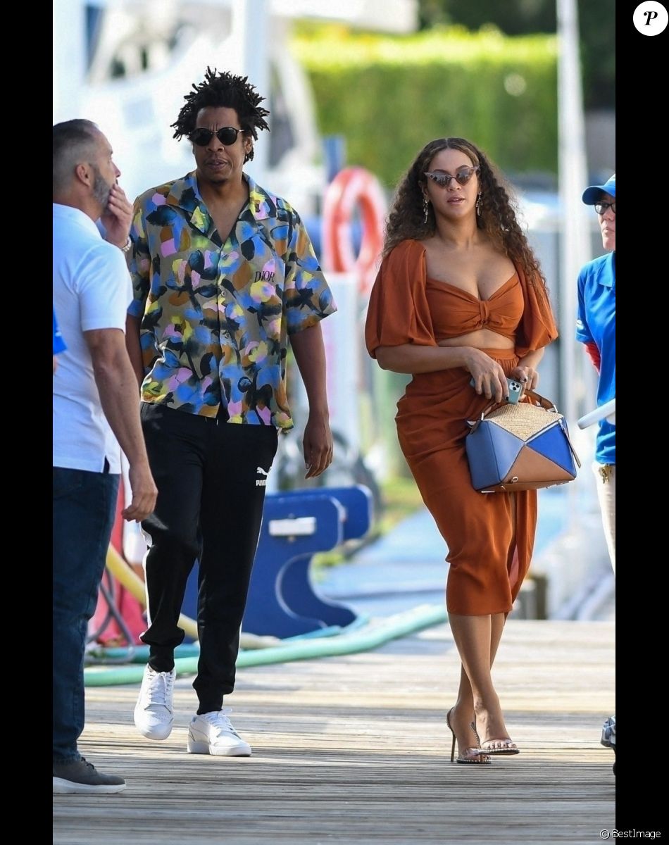Beyoncé est allée passer la journée sur un yacht privé avec son mari Jay-Z, sa mère Tina Knowles et son mari Richard Lawson à Fort Lauderdale au sud-est de la Floride.