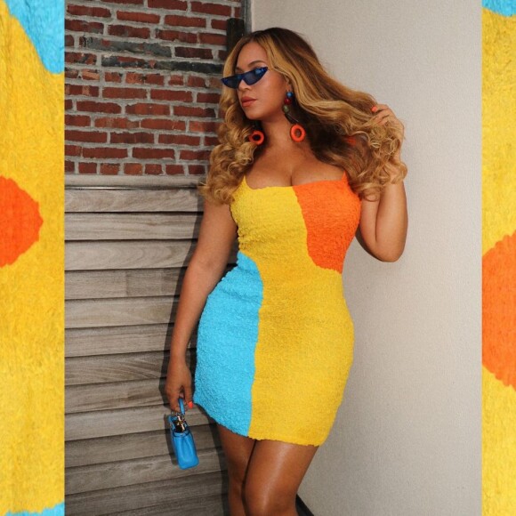 Beyoncé dans un look acidulé pour l'été.