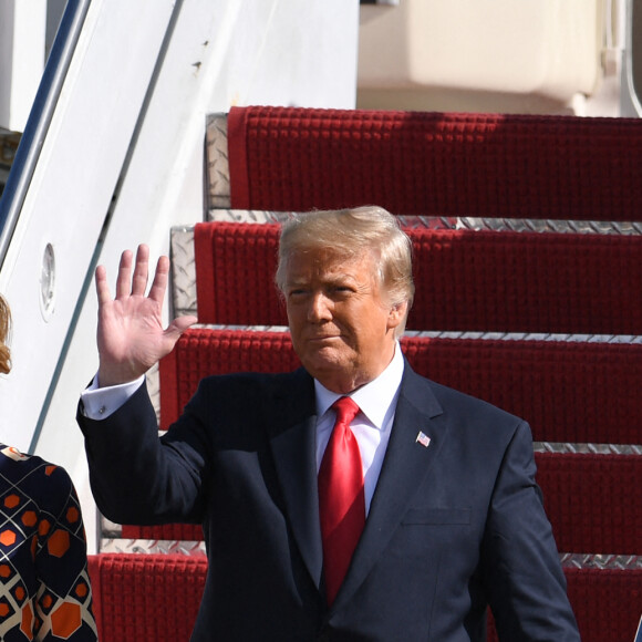 Donald Trump et sa femme Melania à leur arrivée, à bord d'Air Force One, à l'aéroport international de Palm Beach. Le 20 janvier 2021.