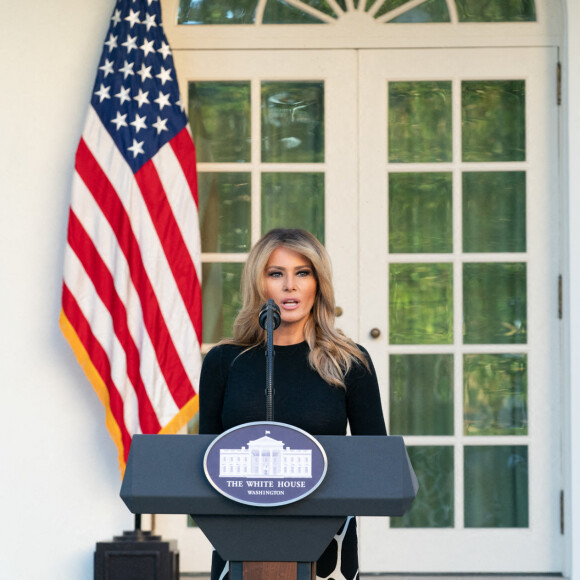 La première dame Melania Trump a inauguré le jardin dessiné en hommage à l'artiste japonais Noguchi à la Maison Blanche, le 24 novembre 2020. 