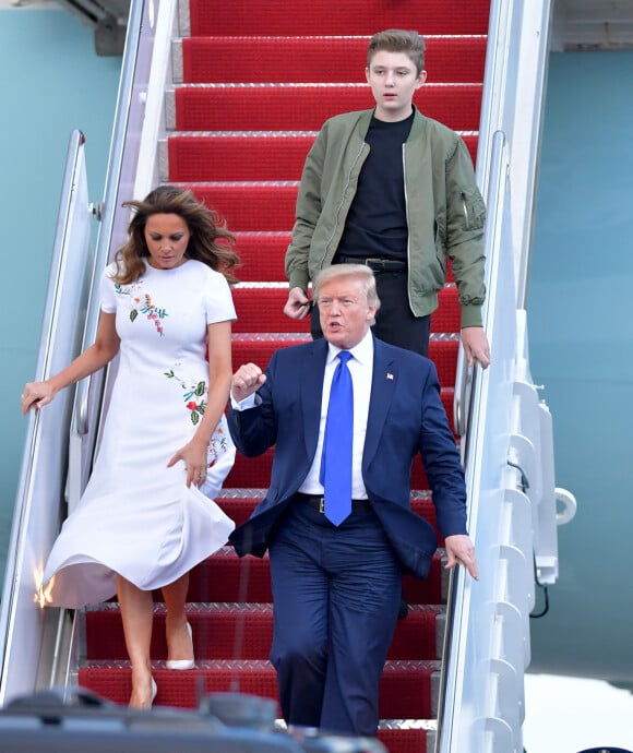 Donald Trump, sa femme Melania et leur fils Barron, débarquent d'Air Force One sur le tarmac de l'aéroport de Palm Beach, le 17 janvier 2020. 