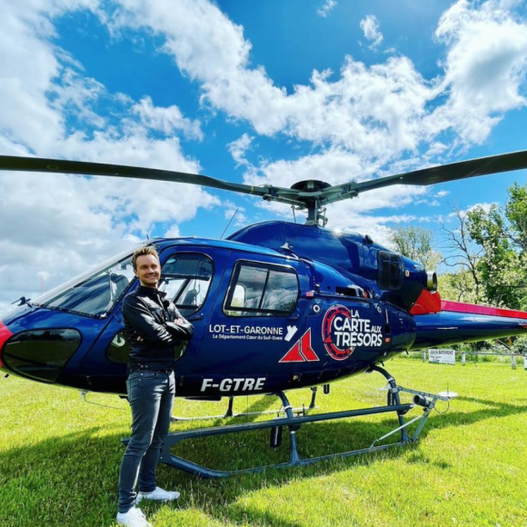 Cyril Féraud sur le tournage de l'émission "La Carte aux trésors". Mai 2021.