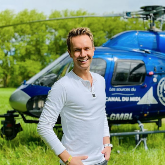 Cyril Féraud sur le tournage de l'émission "La Carte aux trésors". Mai 2021.