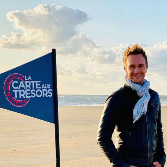 Cyril Féraud sur le tournage de l'émission "La Carte aux trésors". Septembre 2020.