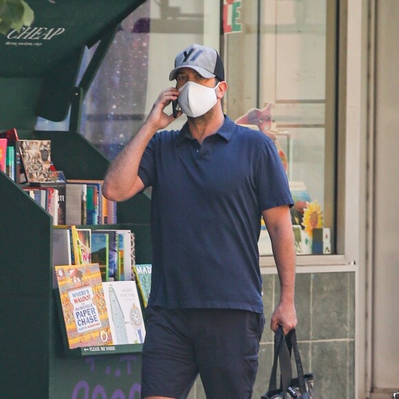 Exclusif - David Schwimmer se promène à New York en téléphonant, le 25 juin 2021.