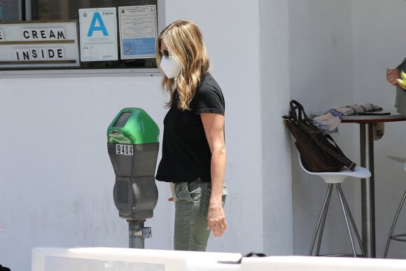 Exclusif - Jennifer Aniston à la sortie d'une clinique de soins de la peau dans le quartier de Beverly Hills à Los Angeles. Le 9 juillet 2021.