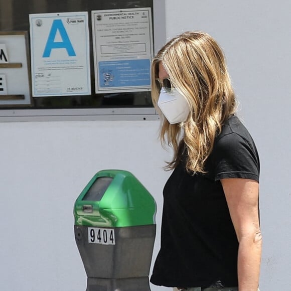 Exclusif - Jennifer Aniston à la sortie d'une clinique de soins de la peau dans le quartier de Beverly Hills à Los Angeles. Le 9 juillet 2021.