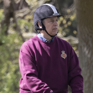 Le prince Andrew, duc d'York, s'est rendu aujourd'hui au château de Windsor pour faire une promenade à cheval avec deux palefreniers, au Royaume Uni, le 7 mai 2021.