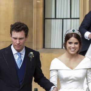 La princesse Eugénie et son mari Jack Brooksbank quittent le château de Windsor après leur mariage à bord d'une Aston Martin le 12 octobre 2018 sous le regard de ses parents le prince Andrew, duc d'York, Sarah Ferguson, duchesse d'York et de sa soeur la princesse Béatrice.