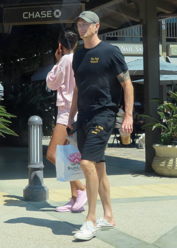 Exclusif - Joel Kinnaman et sa fiancée Kelly Gale sont allés prendre le petit déjeuner dans le quartier de Malibu à Los Angeles, le 28 juillet 2021.
