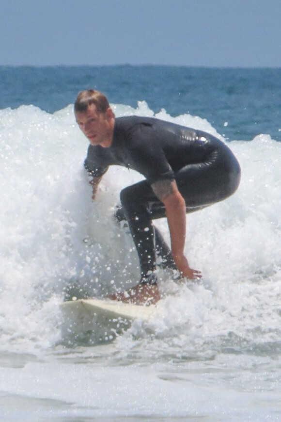 Exclusif - Joel Kinnaman et sa compagne K. Gale sont allés faire du surf sur la plage de Santa Barbara à Los Angeles, le 17 juillet 2021.
