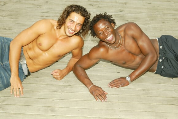 Moussa et Moundir de l'émission Koh-Lanta posent à Paris le 31 juillet 2003.
