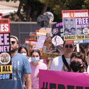 Des supporters de Britney Spears devant le tribunal Stanley Mosk à Los Angeles, le 14 juillet 2021