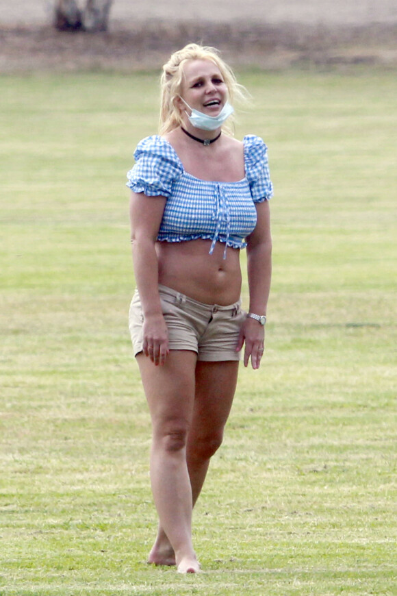 Exclusif - Britney Spears et son compagnon Sam Asghari sortent de leur confinement pour une journée shopping et sportive à Los Angeles le 16 juin 2020.