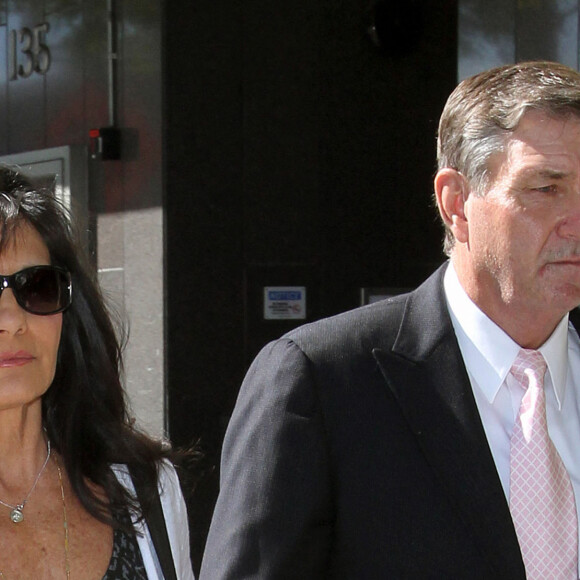 Les parents de Britney Spears, Lynne et Jamie, arrivent au tribunal de Los Angeles. L'ancien manager Sam Lufti reclame des honoraires de gestion qu'il n'aurait pas percus, accuse le pere de la chanteuse d'agression et la mere de diffamation dans un livre. Le 23 octobre 2012