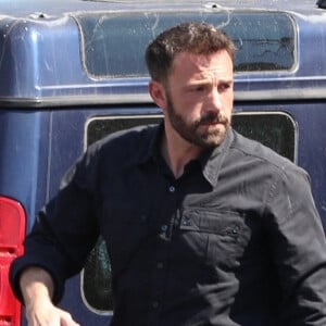 Ben Affleck discute au téléphone dans le quartier de Burbank à Los Angeles, le 10 août 2021 