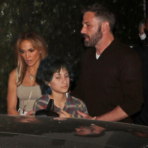 Jennifer Lopez est allée diner avec sa fille Emme et son compagnon B. Affleck au restaurant Craig à Los Angeles