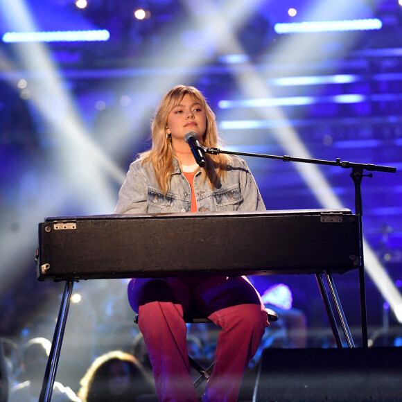 Louane (Louane Emera) - Concert - L' événement musical "RFM Music Show" édition spéciale pour les 40 ans de la célèbre radio au Palais des Sports de Levallois-Perret et avec le retour des lives. © Veeren Ramsamy - Pierre Perusseau / Bestimage