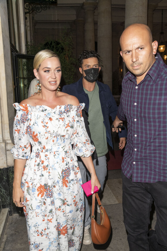 Semi-Exclusif - Katy Perry et son fiancé Orlando Bloom à la sortie du restaurant "Le Grand Véfour" à Paris, le 7 juillet 2021.