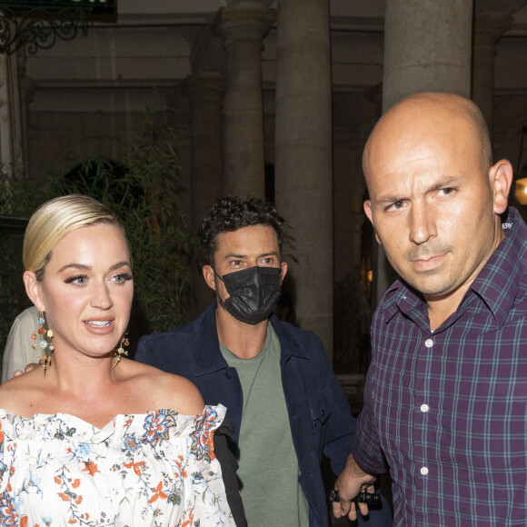 Semi-Exclusif - Katy Perry et son fiancé Orlando Bloom à la sortie du restaurant "Le Grand Véfour" à Paris, le 7 juillet 2021.