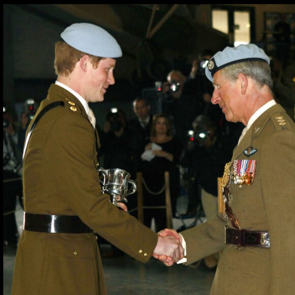 Le prince Harry reçoit une poignée de main de son père à l'occasion de la fin de sa formation de pilote d'hélicoptère militaire.