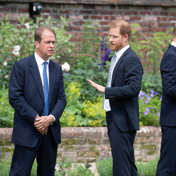 Le prince William, duc de Cambridge, et son frère Le prince Harry, duc de Sussex, se retrouvent à l'inauguration de la statue de leur mère, la princesse Diana dans les jardins de Kensington Palace à Londres, le 1er juillet 2021. Ce jour-là, la princesse Diana aurait fêté son 60 ème anniversaire.