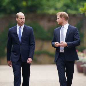 Le prince William, duc de Cambridge, et son frère le prince Harry, duc de Sussex, se retrouvent à l'inauguration de la statue de leur mère, la princesse Diana dans les jardins de Kensington Palace à Londres.