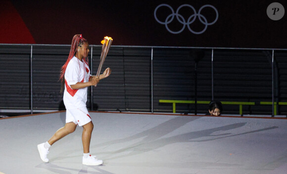 La joueuse de tennis Naomi Osaka allume le chaudron olympique lors de la cérémonie d'ouverture des JO Tokyo 2020 le 23 juillet 2021.