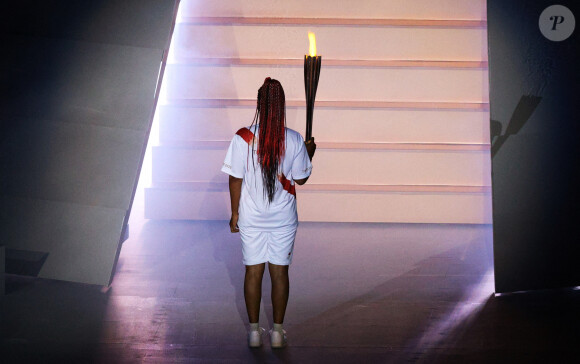 La joueuse de tennis Naomi Osaka allume le chaudron olympique lors de la cérémonie d'ouverture des JO Tokyo 2020 le 23 juillet 2021.