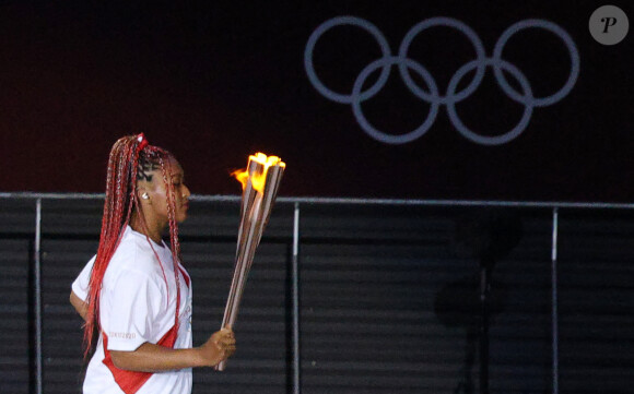 La joueuse de tennis Naomi Osaka allume le chaudron olympique lors de la cérémonie d'ouverture des JO Tokyo 2020 le 23 juillet 2021.