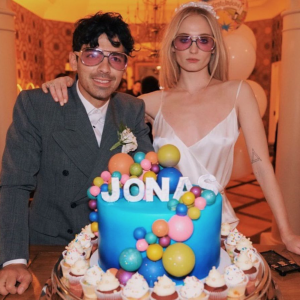 Joe Jonas a fêté son anniversaire en postant une photo de lui tout nu avec son épouse Sophie Turner.