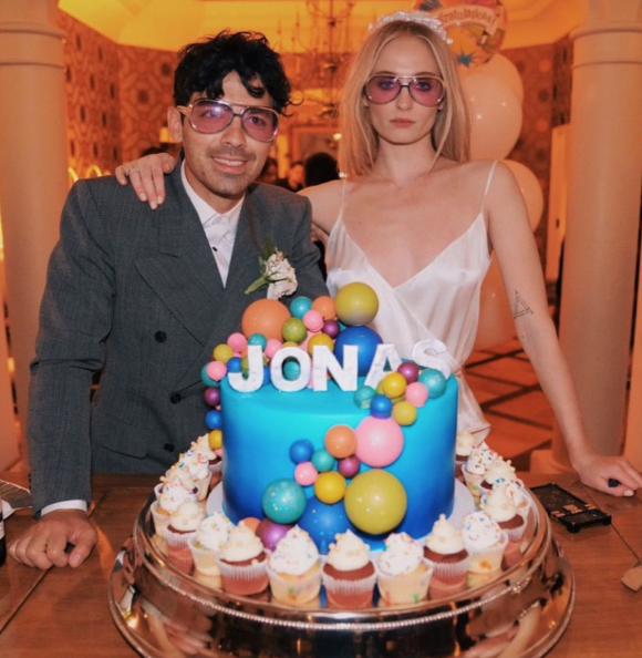 Joe Jonas a fêté son anniversaire en postant une photo de lui tout nu avec son épouse Sophie Turner.