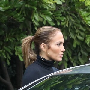 Ben Affleck embrasse passionnément sa compagne Jennifer Lopez devant son domicile dans le quartier de Brentwood à Los Angeles. Le couple se taquine et Jennifer essaie de pincer ls fesses de Ben! Le 17 août 2021